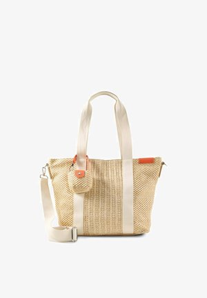 Sac fourre-tout beige en tissu tissé avec larges anses crème, bandoulière amovible, petite pochette assortie et écusson de marque orange sur le côté droit.