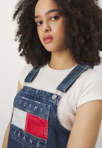 Tommy Jeans PINAFORE DRESS - Denimkjoler - denim medium