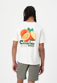 Jack & Jones - JORBRADLEY FRUITS TEE - Trükipildiga T-särk - cloud dancer Väikepilt 1