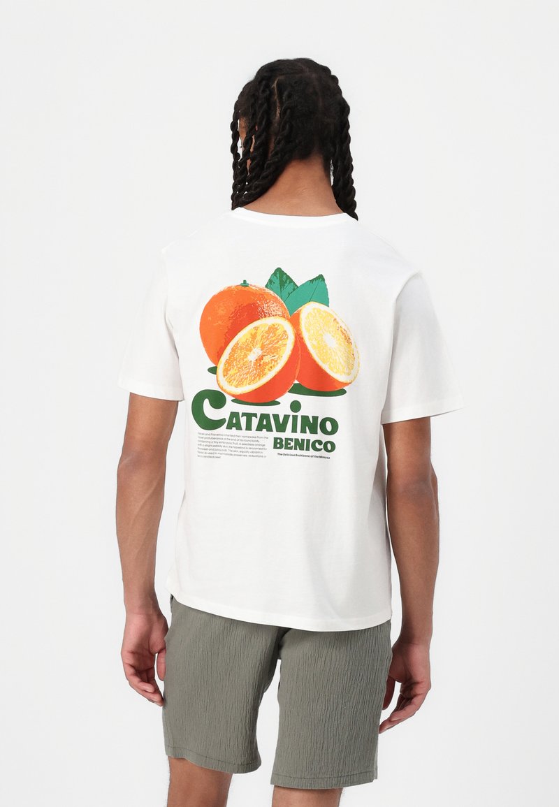 Hvid bomulds t-shirt med grafik af hele og skivede appelsiner med grønne blade. Tekst i grønt nedenfor grafikken. Casual pasform med korte ærmer.