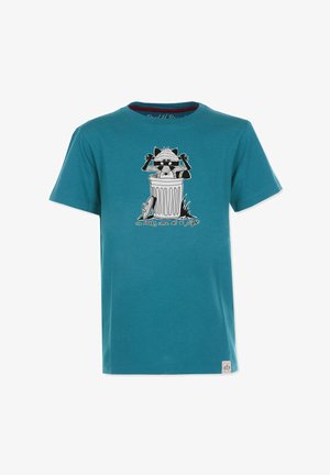 Kortærmet t-shirt i blågrøn farve med en vaskebjørn iført solbriller og en hat, der stikker op af en skraldespand. Teksten lyder: "De mærkelige kommer frem om natten."