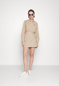 Calvin Klein Jeans ARCHIVAL MONOLOGO CROPPED SHIRT - Pluus - travertine