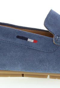 Modré semišové slip-on boty s kulatou špičkou, na boku s dekorativním šitým detailem v červené, bílé a modré. Gumová podrážka.