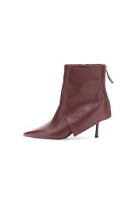 Stivale alla caviglia in pelle bordeaux con punta affusolata, design asimmetrico e tacco a stiletto sottile. Presenta una chiusura con zip laterale.