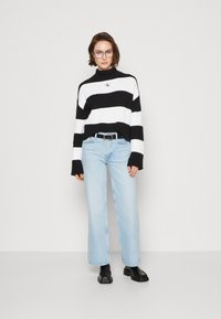 Calvin Klein Jeans LABEL CHUNKY SWEATER - Svetrík - black/bright white