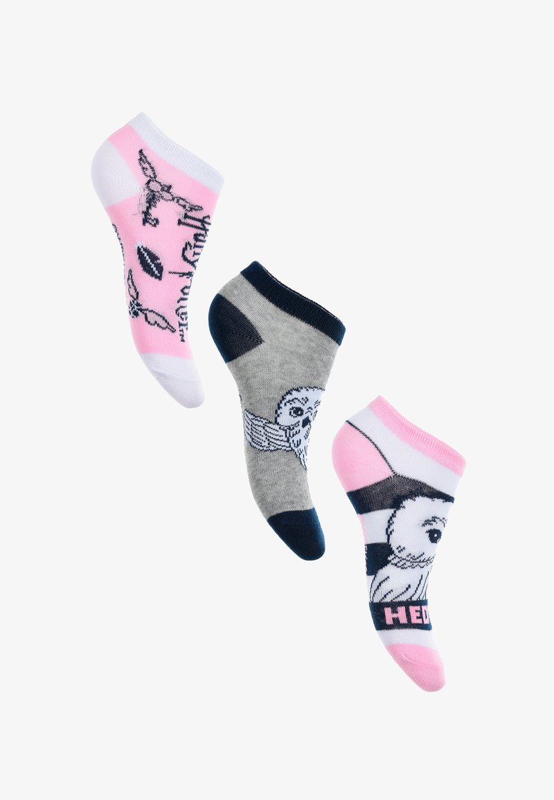 Drei Paar Knöchelsocken: ein pinkes Paar mit blauen Akzenten und Grafiken, ein graues Paar mit navyfarbener Zehenpartie und ein weiteres gestreiftes Paar in Pink und Weiß mit Eulendesign.