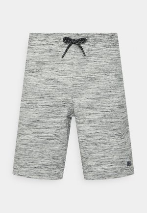Shorts décontractés gris chiné avec cordon de serrage noir et blanc et petite étiquette rectangulaire avec logo près de l'ourlet.