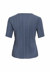 Top grigio a maniche corte con pieghe verticali, scollatura rotonda e texture liscia. Vestibilità aderente.