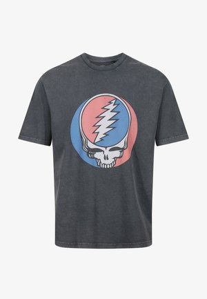 Donkergrijze katoenen t-shirt met een centraal grafisch ontwerp van een schedel, omringd door rode en blauwe cirkelvormige accenten. Klassiek rond decolleté ontwerp.