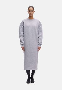 Graues Sweatshirtkleid mit langen Ärmeln und lockerer Passform, gerippten Bündchen und rundem Halsausschnitt, aus weichem, strukturiertem Material gefertigt.