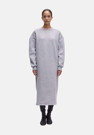 Grijze sweatshirt jurk met lange mouwen en een ontspannen pasvorm, geribbelde manchetten en een ronde halslijn, gemaakt van zachte, gestructureerde stof.