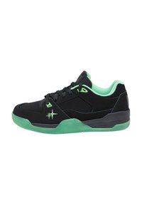 Czarne sneakersy z zieloną podeszwą i akcentami. Posiadają wyście�łany kołnierz, perforowane sekcje oraz kontrastujące szwy dla szczegółów.