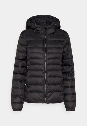 Μαύρο χνουδωτό μπουφάν με κουκούλα, διαθέτει φερμουάρ μπροστά, οριζόντιες ραφές και ελαστικές μανσέτες για ζεστασιά και ευελιξία.