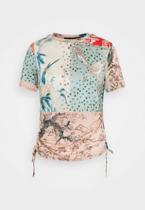 T-shirt à manches courtes multicolore avec motifs floraux et d'oiseaux, côtés froncés et détails à cordon. Fabriqué en tissu doux et léger.