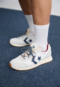 OMEGA TRAINER PREMIUM UNISEX - Sneakers basse - vintage white/vaporous gray/navy