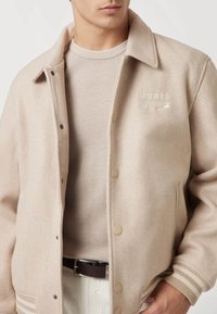 Guess Bomber stiliaus striukė - beige