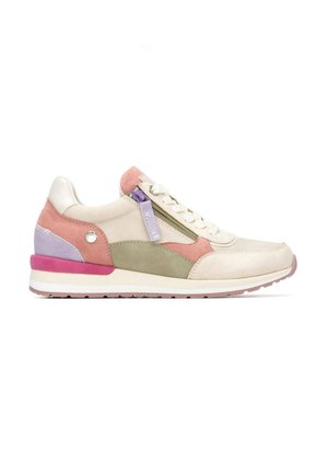 Zapatilla casual con paneles beige, rosa, verde y morado, cordones blancos, cremallera lateral y suela con detalles rosas, mostrada desde el lado exterior.
