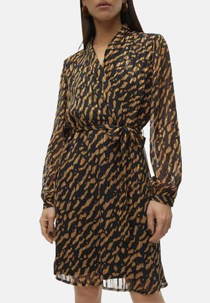 Robe portefeuille en tissu noir transparent avec imprimé animal marron. Manches longues, taille marquée avec un lien, et une jupe fluide.