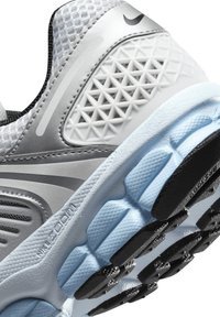 Nike Sportswear ZOOM VOMERO 5 NEWS - Tenisky - white/mtlc silver-pure platinum-blue tint-platinum tint-black