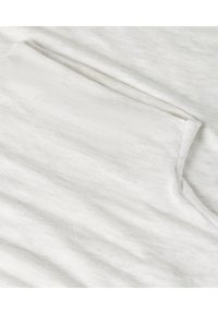 Lys grå kortærmet skjorte med en tekstureret, let meleret stof. Har rund hals og detaljer med foldede ærmer.