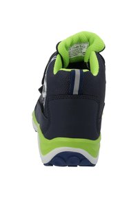 Sneakers z granatowym tekstylnym cholewką, zielonym siateczkowym kołnierzem, odblaskowymi akcentami i białą podeszwą z niebieskimi detalami, zaprojektowane z myślą o komforcie.