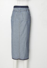 Jupe en denim avec une coupe droite, de couleur bleu moyen, cinq poches et une taille en denim foncé contrastante. Elle présente des coutures visibles.