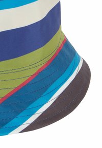 Cappello a secchiello a righe realizzato in tessuto leggero; presenta righe orizzontali blu, verdi e bianche con un bordo marrone e cuciture visibili.