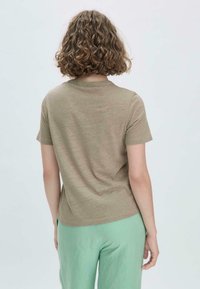Braunes Kurzarm-T-Shirt mit rundem Ausschnitt, von hinten gezeigt, mit weicher Textur und lässiger Passform.