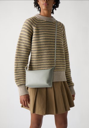 Piccolo borsetta a tracolla strutturata in morbido pelle verde chiaro con una texture liscia, caratterizzata da un design elegante e una tracolla regolabile.