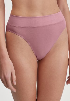 High-waisted, lichtroze katoenen slip met een gladde textuur, brede tailleband en minimale stikseldetails.