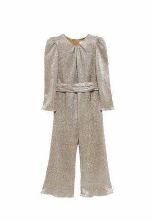 Metallisch silberner Jumpsuit mit langen Ärmeln, rundem Ausschnitt und strukturierter Oberfläche; verfügt über einen passenden plissierten Gürtel als Akzent in der Taille.
