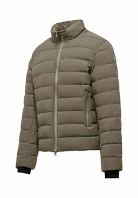 Giubbotto imbottito in un elegante verde oliva, con colletto alto, zip frontale e due tasche laterali. I polsini neri aggiungono contrasto al design.