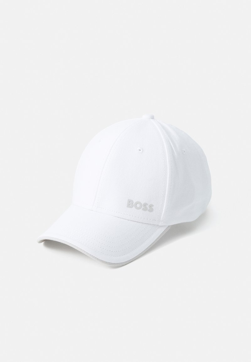 Hvid baseballkasket lavet af bomuld med en rund krone, let tekstur og en buet skygge. Udstyret med et sølvfarvet "BOSS"-logo på forsiden.