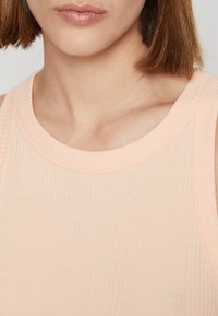 GAP HIGH NECK TANK - Topper - peach parfait