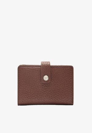 Brązowy skórzany portfel o teksturowanym wykończeniu, zapinany na zatrzask. Kompaktowy, prostokątny kształt z detalem logo na zamknięciu.