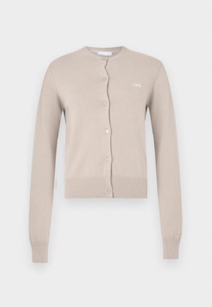 Lys beige strikket cardigan med lange ermer, ribbet kant, knappelukking og brodert "2ND" på venstre side av brystet.