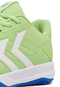 Zielone sportowe sneakersy z teksturowaną siateczkową cholewką, białymi akcentami i niebieską gumową podeszwą. Posiadają wzorzysty design po bokach.