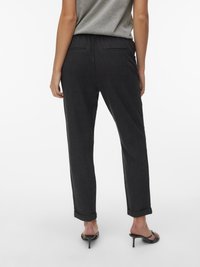 Temno sive, krojene hlače z ohlapnim krojem, s podvitimi robovi, zadnjimi žepi in elastičnim pasom. Gladek tekstura.