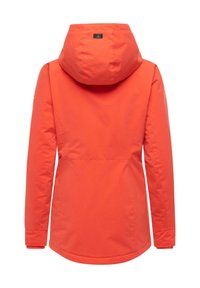 Skaljacka i klar orange färg med huva, som har en strömlinjeformad design, långa ärmar och en bakficka över en slät yta.
