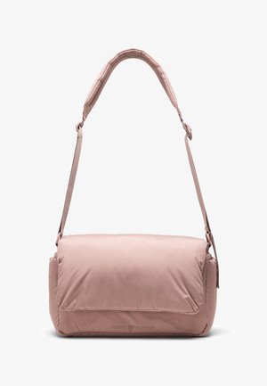 Mekana ružičasta torbica s jastučićima na rame, okruglim poklopcem, podesivim remenom i utisnutim logotipom. Glatki, elegantni materijal s blagim sjajem.
