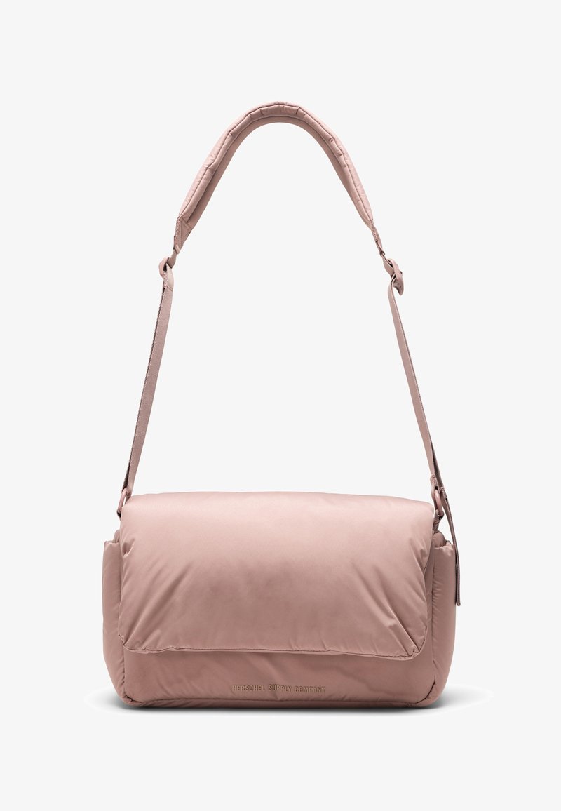 Sac à épaule rembourré rose pâle avec un rabat arrondi, une bandoulière réglable et un logo embossé. Matière lisse et élégante avec une légère brillance.