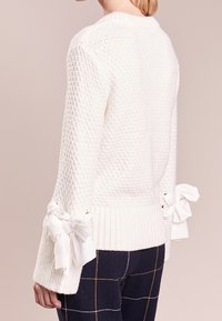 Club Monaco Stickad tröja - white