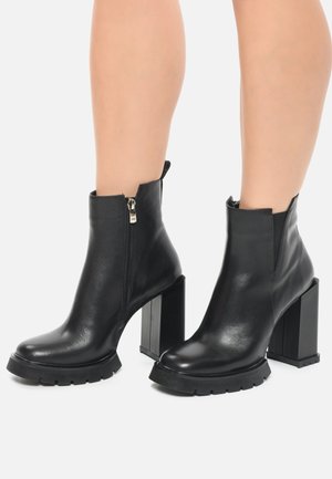 Cesare Gaspari, Bottines à talons hauts - black