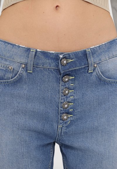 Džíny z denimu s vysokým pasem, s pěti knoflíky na zapínání, světle modré barvy, s opotřebovanými okraji a kontrastním žlutým prošitím.