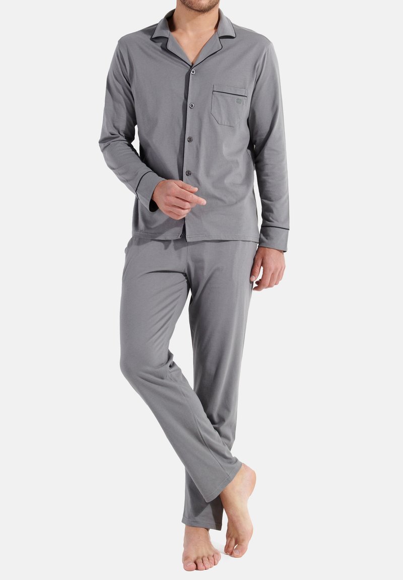 Grijs pyjama set met lange mouwen en broek, gemaakt van zachte stof. Heeft een kraag, knopen en een borstzak. Soepele textuur.
