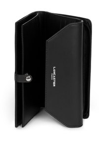 Portafoglio in pelle nera con chiusura a zip, multiple fessure per carte e una sezione rimovibile. Presenta un logo in argento impresso all'interno.