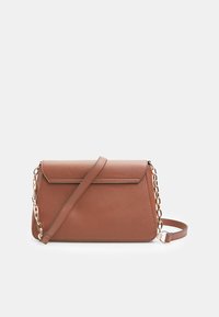 Borsa a tracolla in pelle sintetica marrone con chiusura a patta, dettagli in catena e tracolla, e una superficie liscia. Forma rettangolare, design compatto.