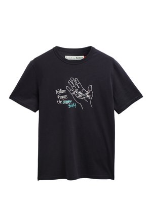 Must T-särk valge joonistusega avatud käest, mis hoiab kala, ja ees tekstiga „Õnn soosib vapraid!”