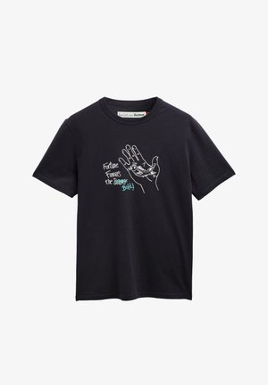 Must T-särk valge joonistusega avatud käest, mis hoiab kala, ja ees tekstiga „Õnn soosib vapraid!”