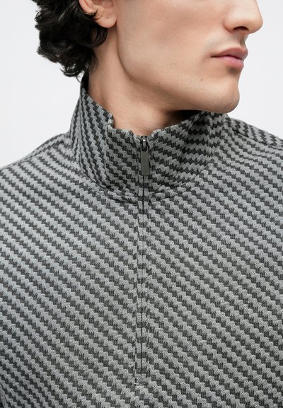 Pulóver s golierom na zips z textúrovaného sivého materiálu s geometrickým vzorom, s vysokým golierom a jemným detailom na zips.